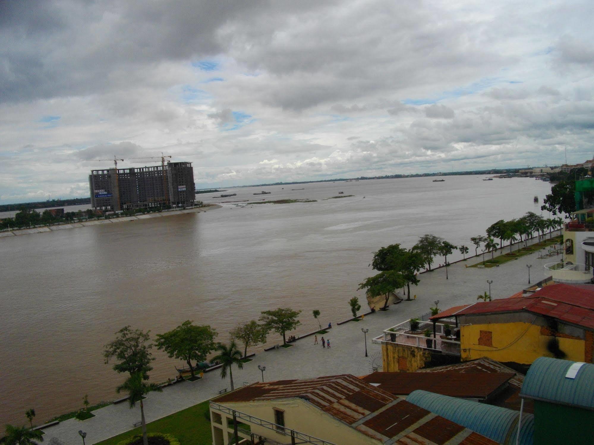 Lux Riverside Hotel & Apartment Phnom Penh Dış mekan fotoğraf