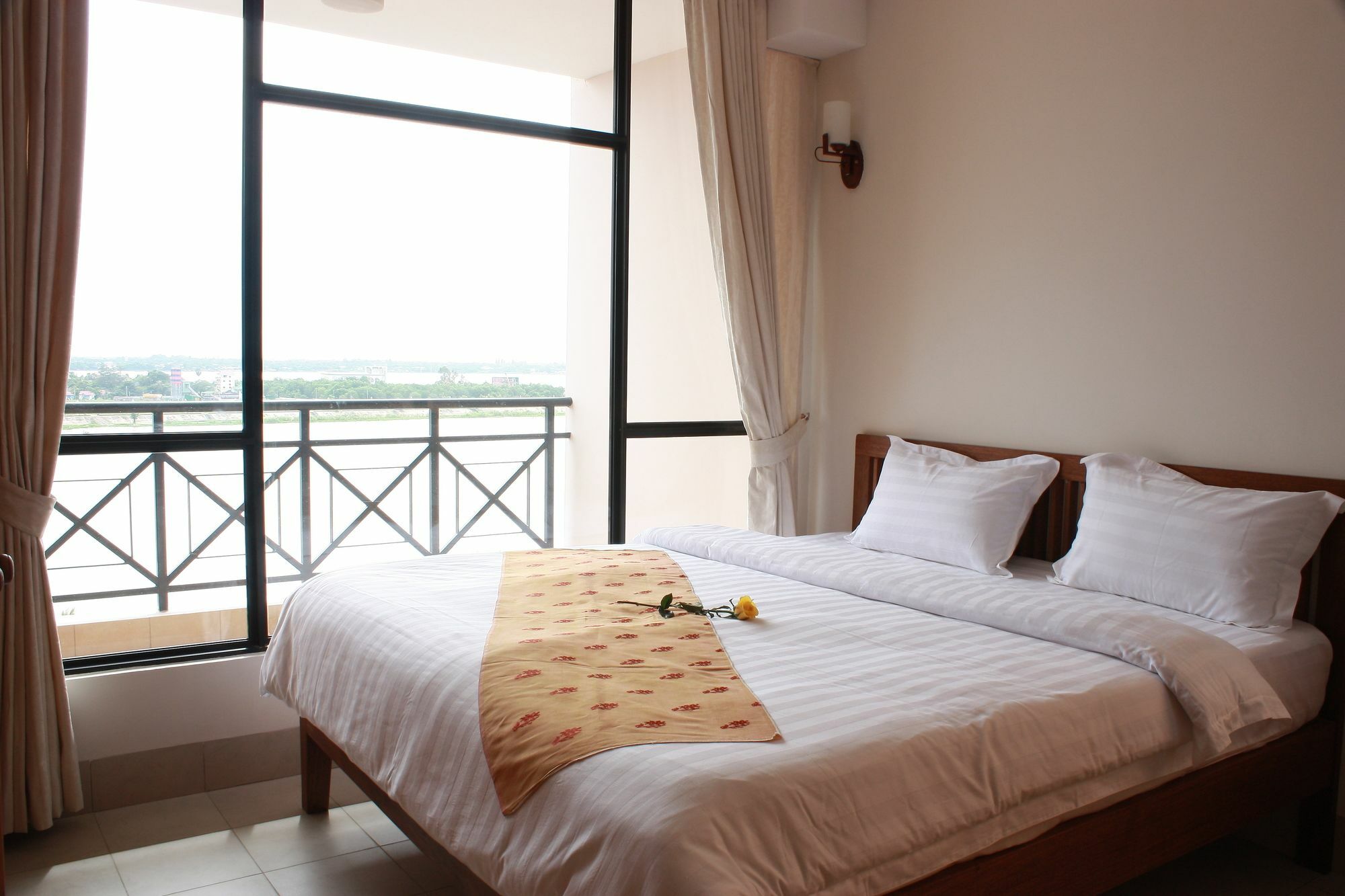 Lux Riverside Hotel & Apartment Phnom Penh Dış mekan fotoğraf